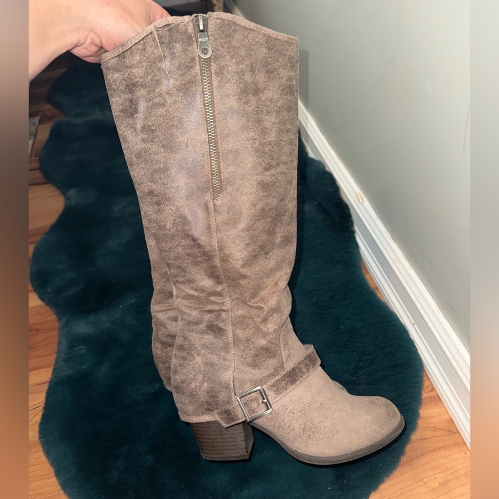 Stylish Tan Knee-High Women's Boots